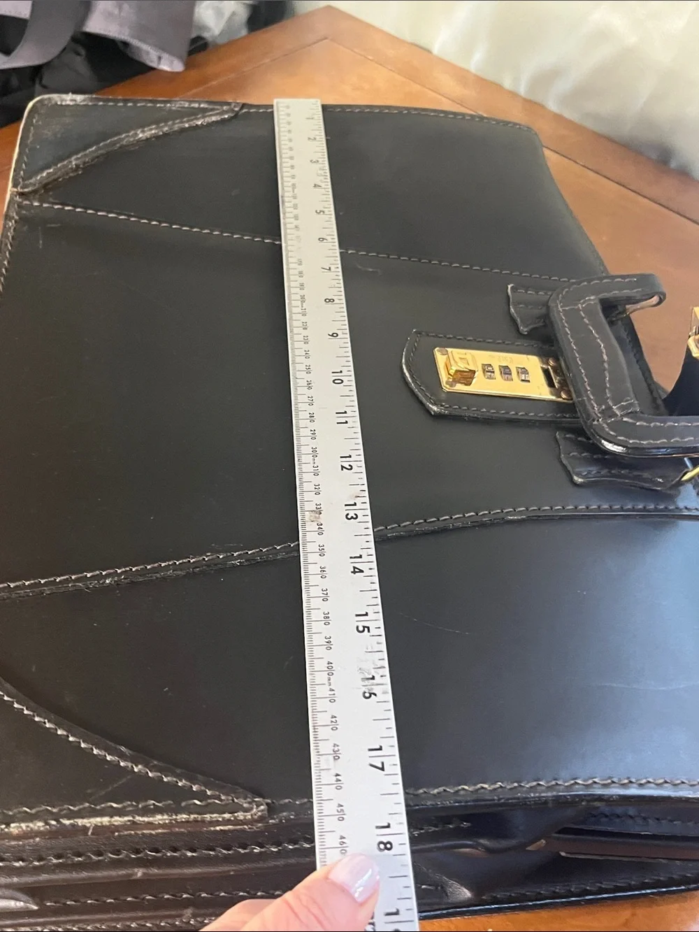 Atlas sleek black